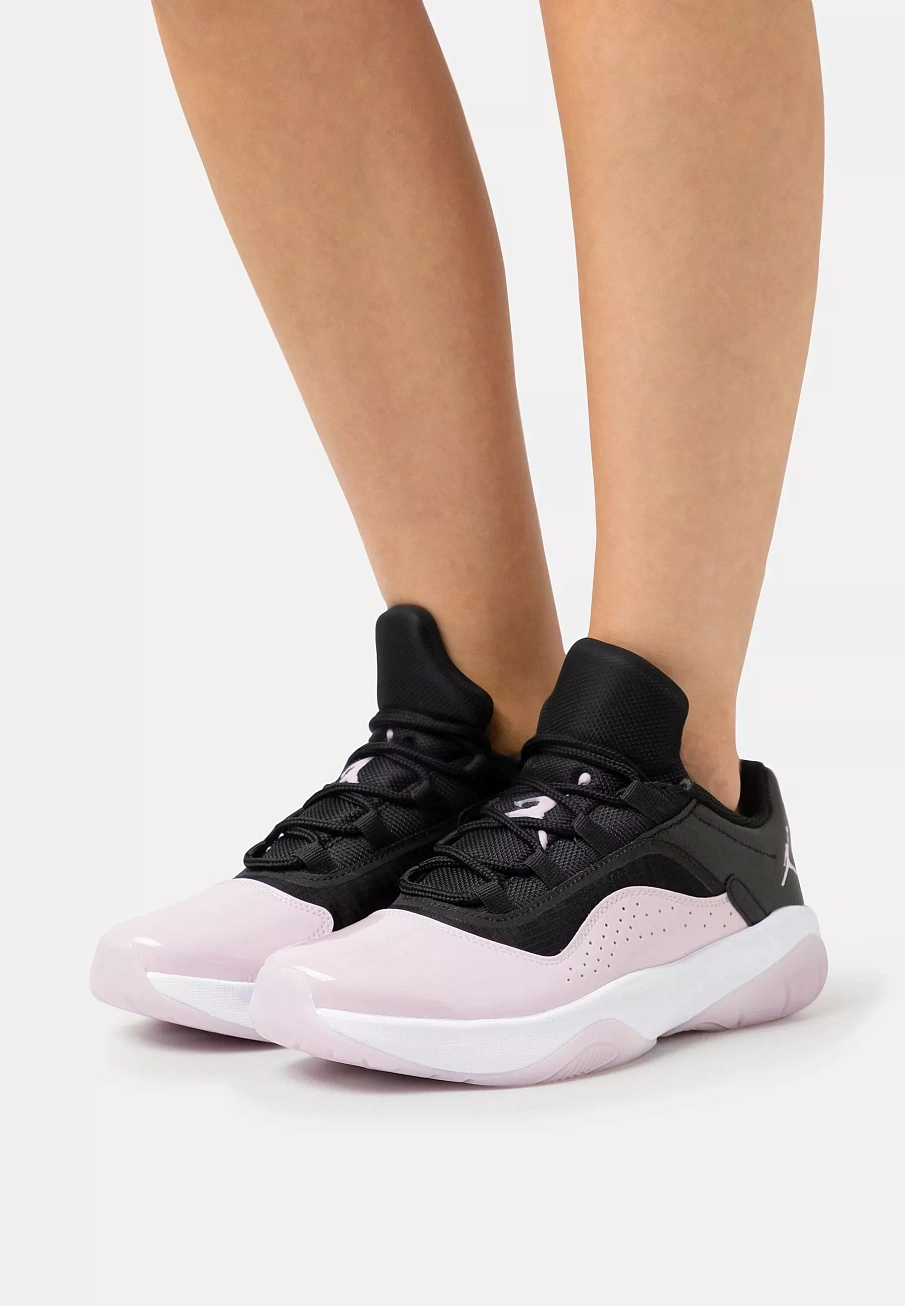 Фото № 1 с приближением к товару «‎WMNS AIR JORDAN 11 CMFT LOW»