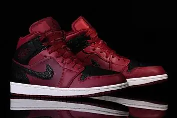 Nike Air Jordan 1 Retro Reverse Banned  - 3