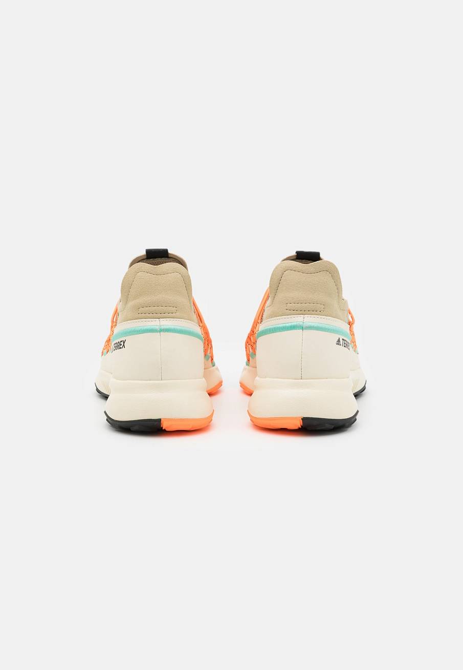 Фото № 3 с приближением к товару «‎Adidas Terrex Voyager»
