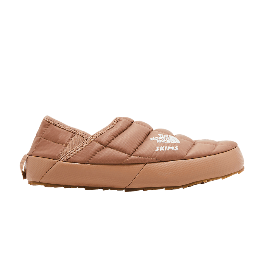 Фото № 1 с приближением к товару «‎SKIMS x The North Face Women's Thermoball Traction Mule 5 Sienna»
