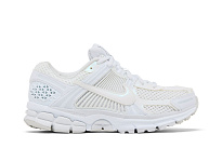 Фото № 2 с приближением к товару «‎Nike Women's Air Zoom Vomero 5 Triple White»