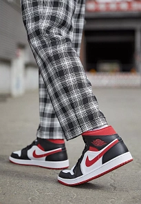 Фото № 4 с приближением к товару «‎AIR JORDAN 1 MID»