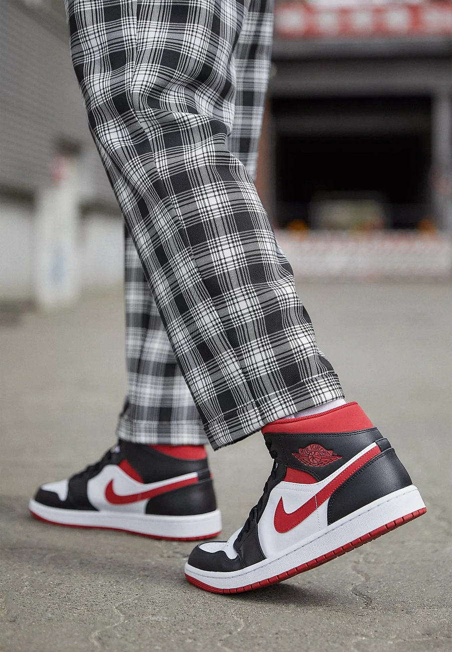 Фото № 4 с приближением к товару «‎AIR JORDAN 1 MID»