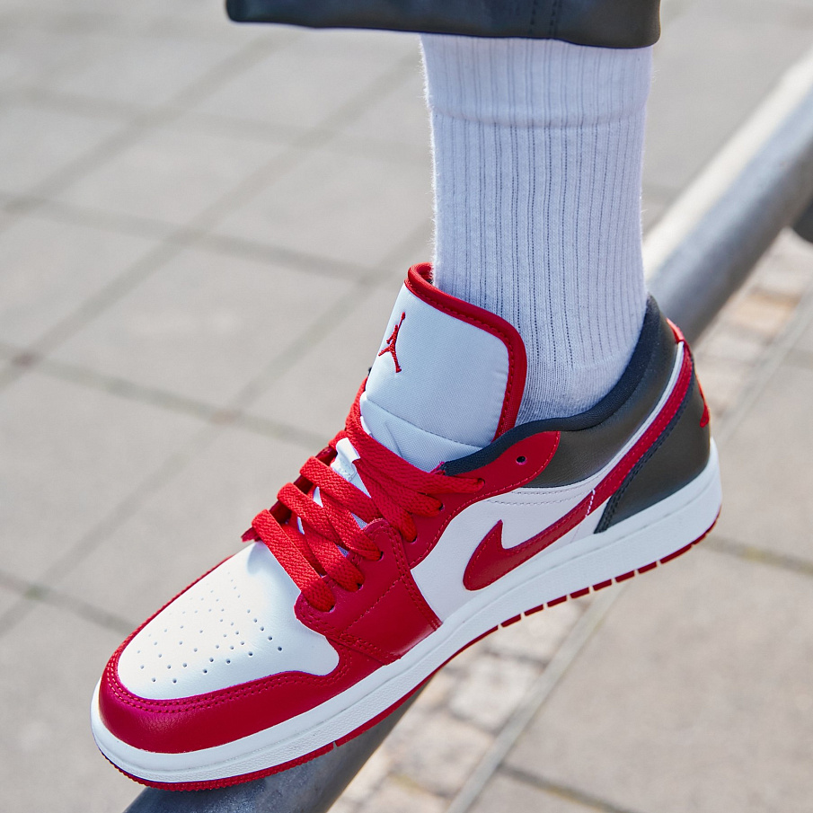 Фото № 1 с приближением к товару «‎Jordan Wmns Air 1 »