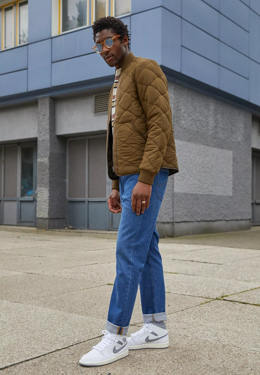 Фото № 4 с приближением к товару «‎AIR JORDAN 1 MID»