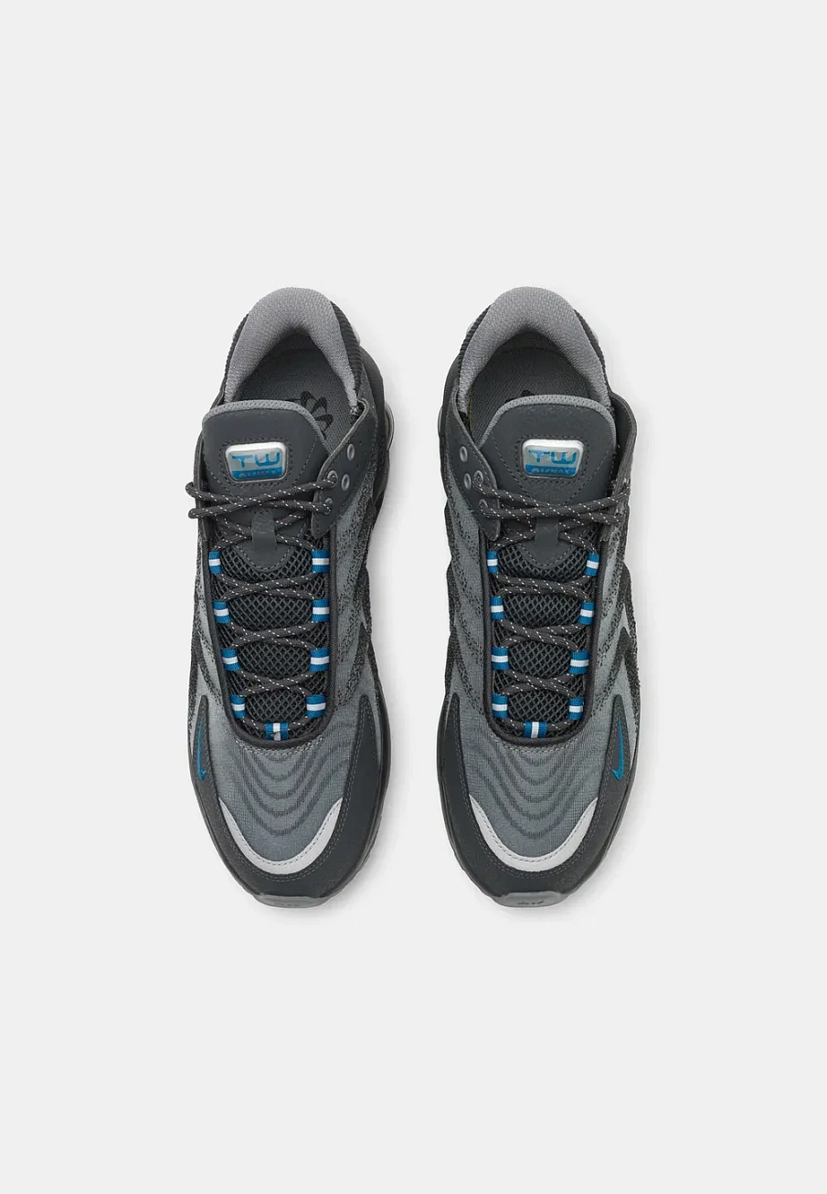 Фото № 4 с приближением к товару «‎AIR MAX»