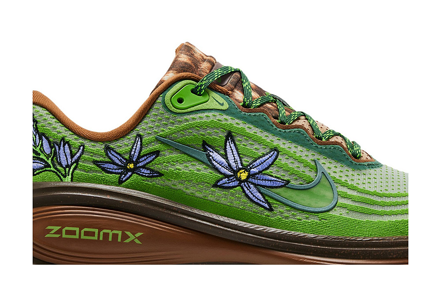 Фото № 3 с приближением к товару «‎Nike Women's Vomero Plus Doernbecher 2026»
