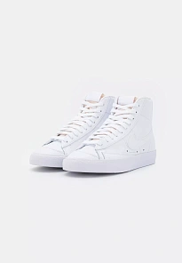 Фото № 3 с приближением к товару «‎BLAZER MID 77»