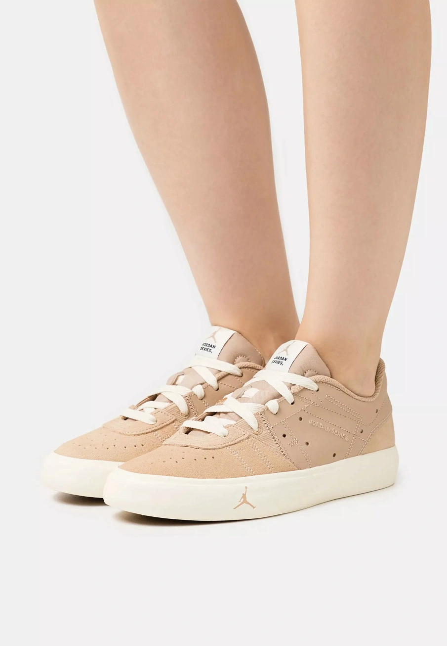 Фото № 1 с приближением к товару «‎WMNS JORDAN SERIES ES»