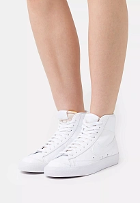 Фото № 1 с приближением к товару «‎BLAZER MID 77»