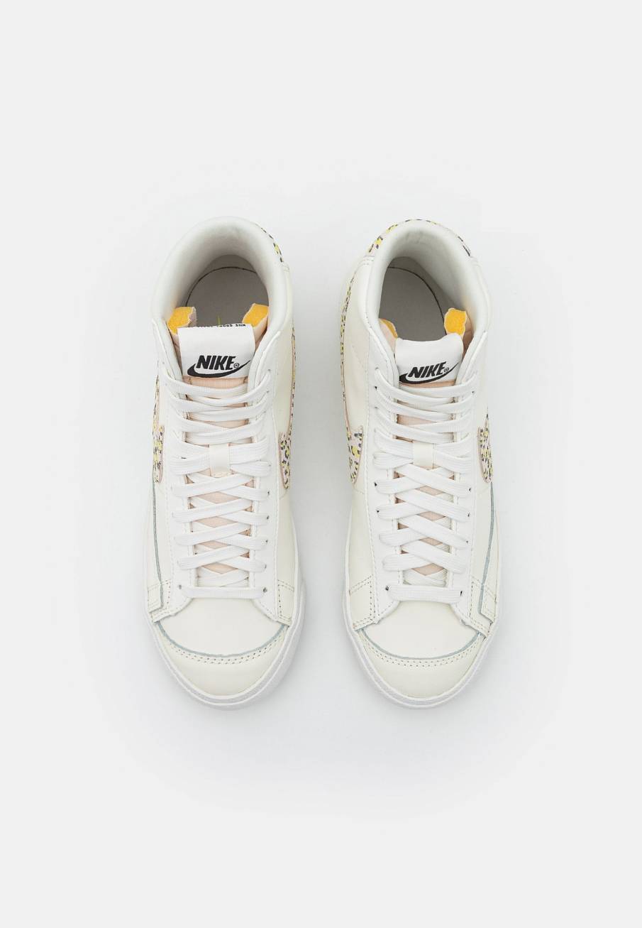 Фото № 5 с приближением к товару «‎Nike Blazer 77 »