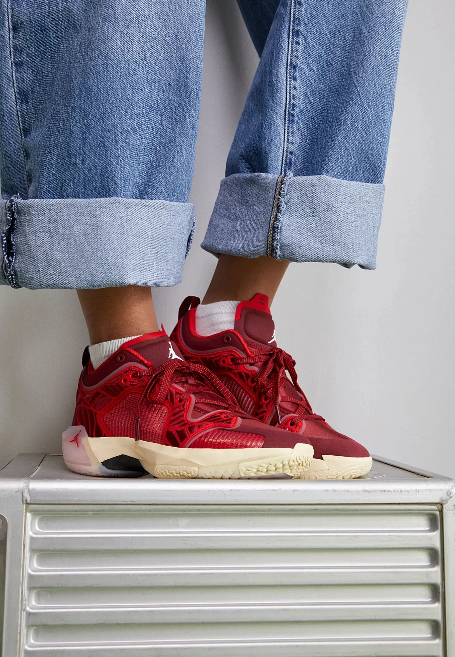 Фото № 4 с приближением к товару «‎W AIR JORDAN XXXVII LOW»