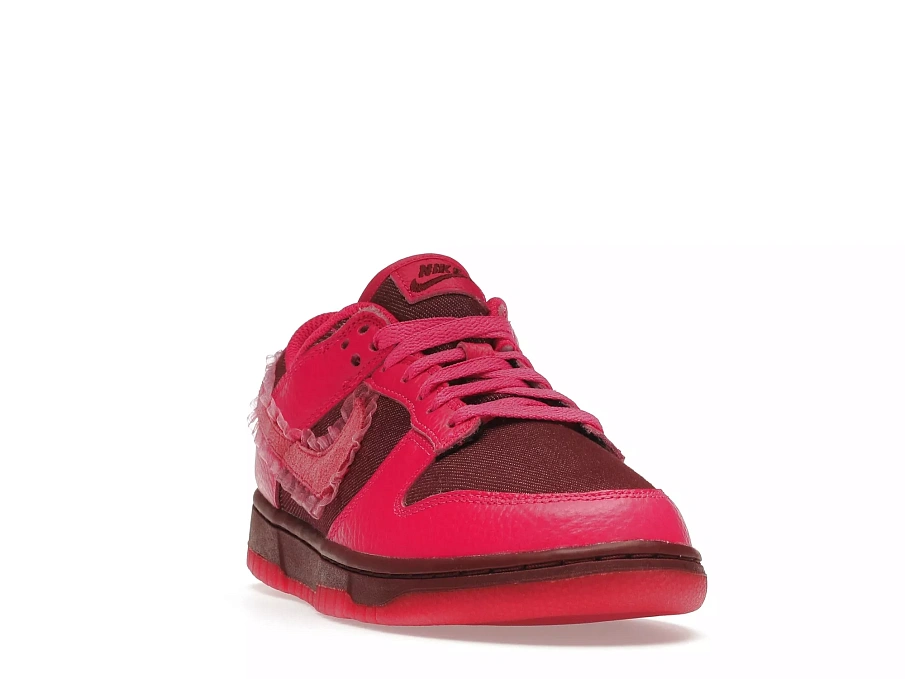 Фото № 1 с приближением к товару «‎Nike Dunk Low Valentine's Day (2022) »