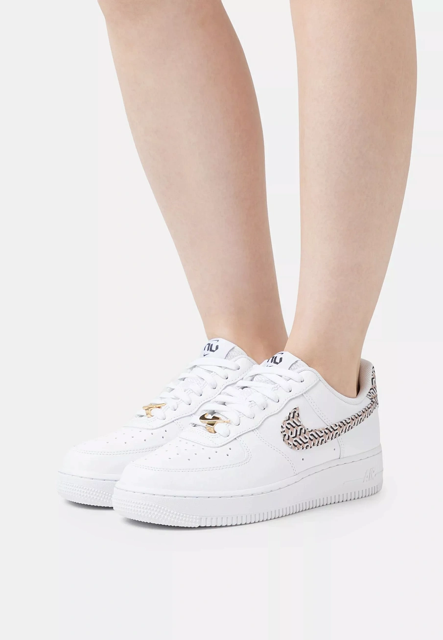 Фото № 1 с приближением к товару «‎WOMENS AIR FORCE 1 LX 2»