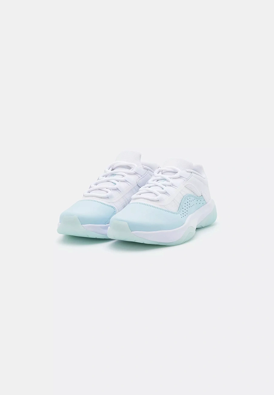 Фото № 3 с приближением к товару «‎WMNS AIR JORDAN 11 CMFT LOW»