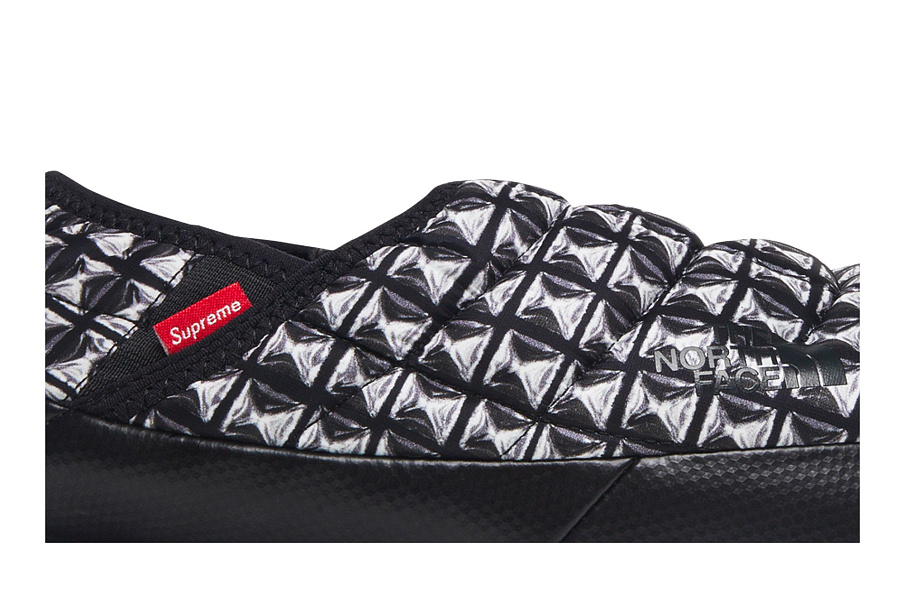 Фото № 3 с приближением к товару «‎Supreme x The North Face Traction Mule Black Studded Print»