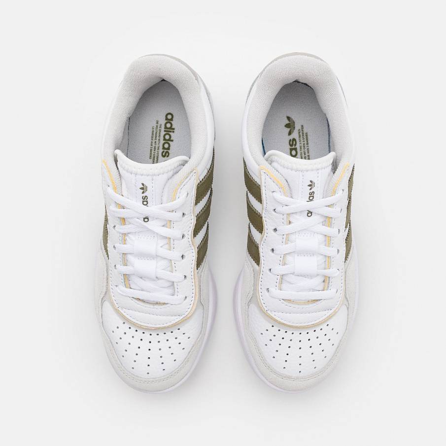Фото № 4 с приближением к товару «‎Adidas Courtic »