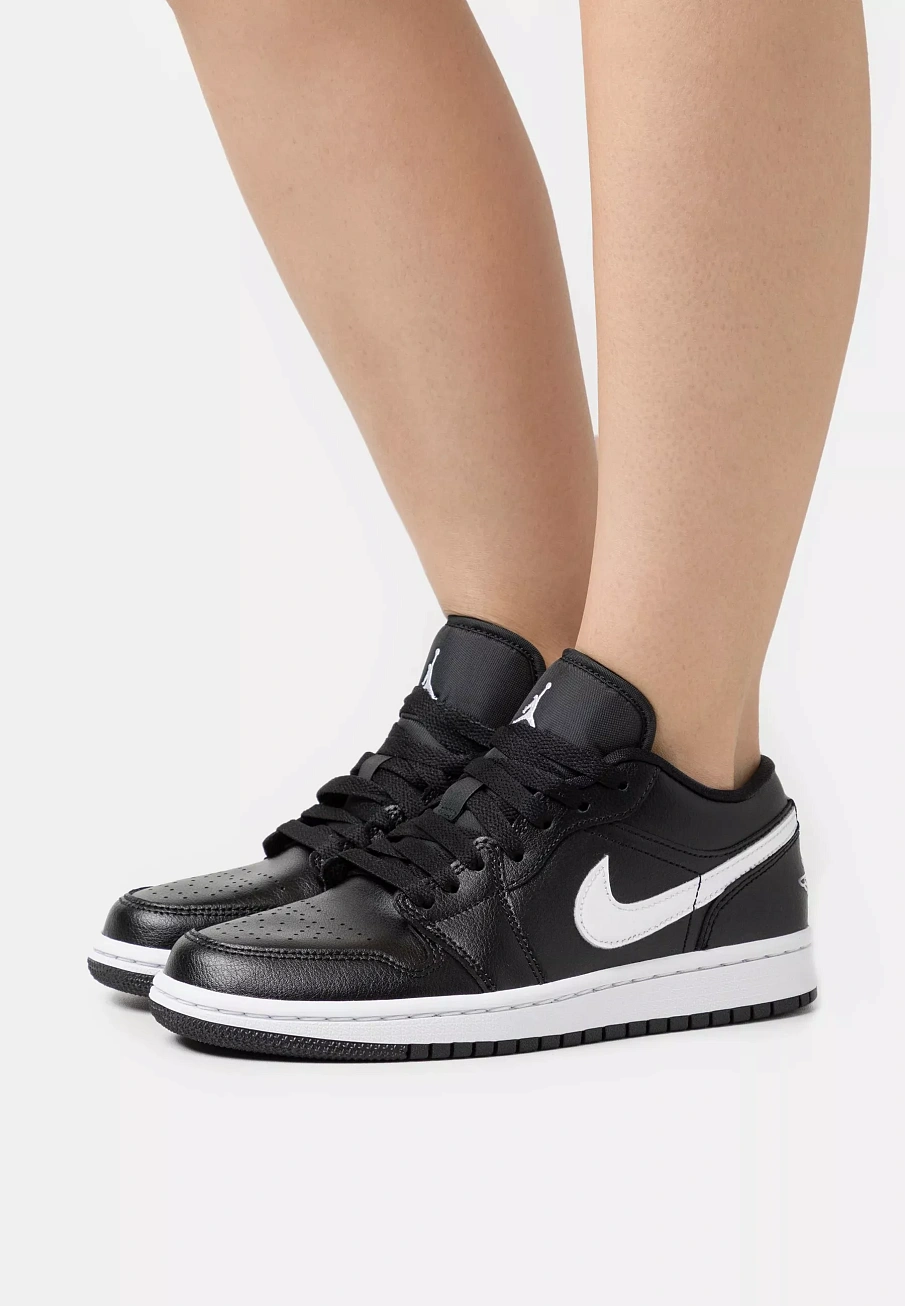 Фото № 1 с приближением к товару «‎WMNS AIR JORDAN 1 LOW 365»