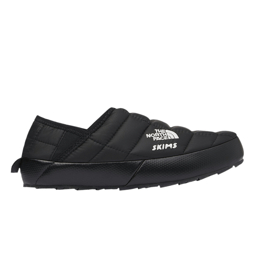 Фото № 1 с приближением к товару «‎SKIMS x The North Face Women's Thermoball Traction Mule 5 Onyx»