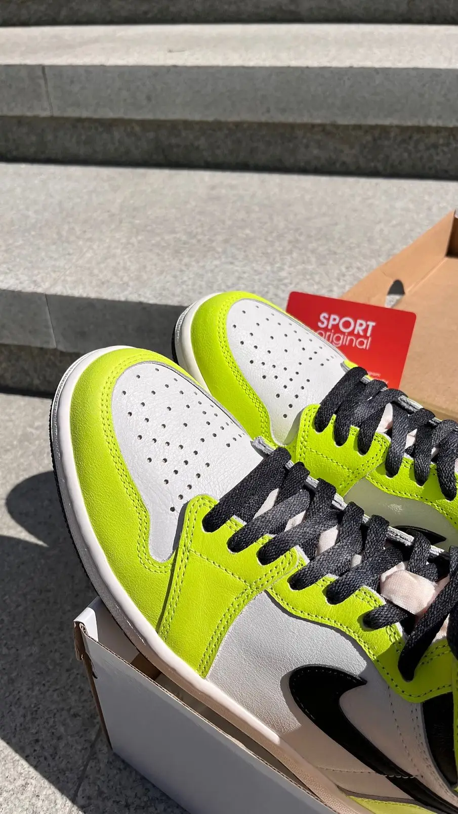 Фото № 3 с приближением к товару «‎Air Jordan 1 Retro High OG Visionaire (555088-702)»