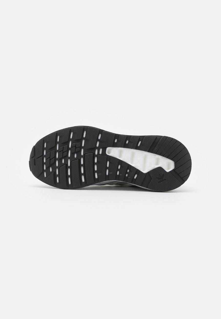 Фото № 5 с приближением к товару «‎Adidas Zx 2k Boost »