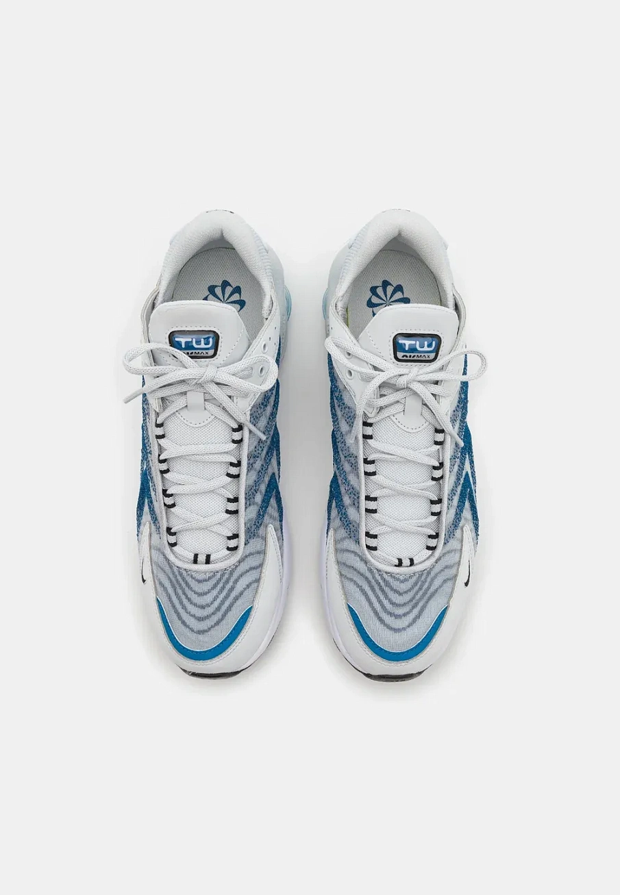 Фото № 4 с приближением к товару «‎AIR MAX»