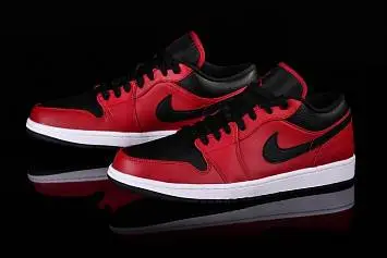 Nike Air Jordan 1 Retro Reverse  - 4