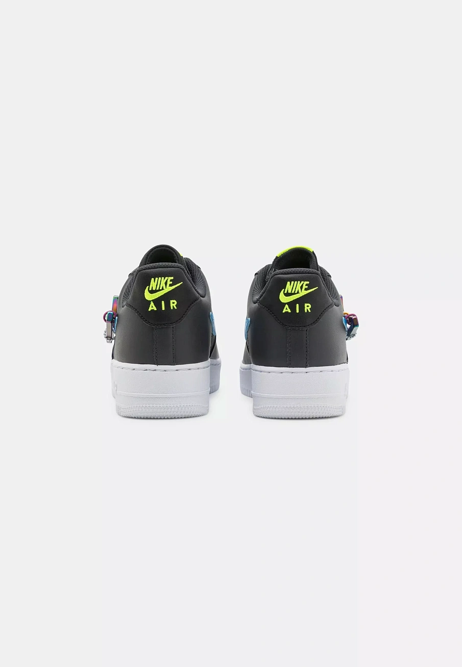 Фото № 3 с приближением к товару «‎AIR FORCE 1 '07 PRM UNISEX»