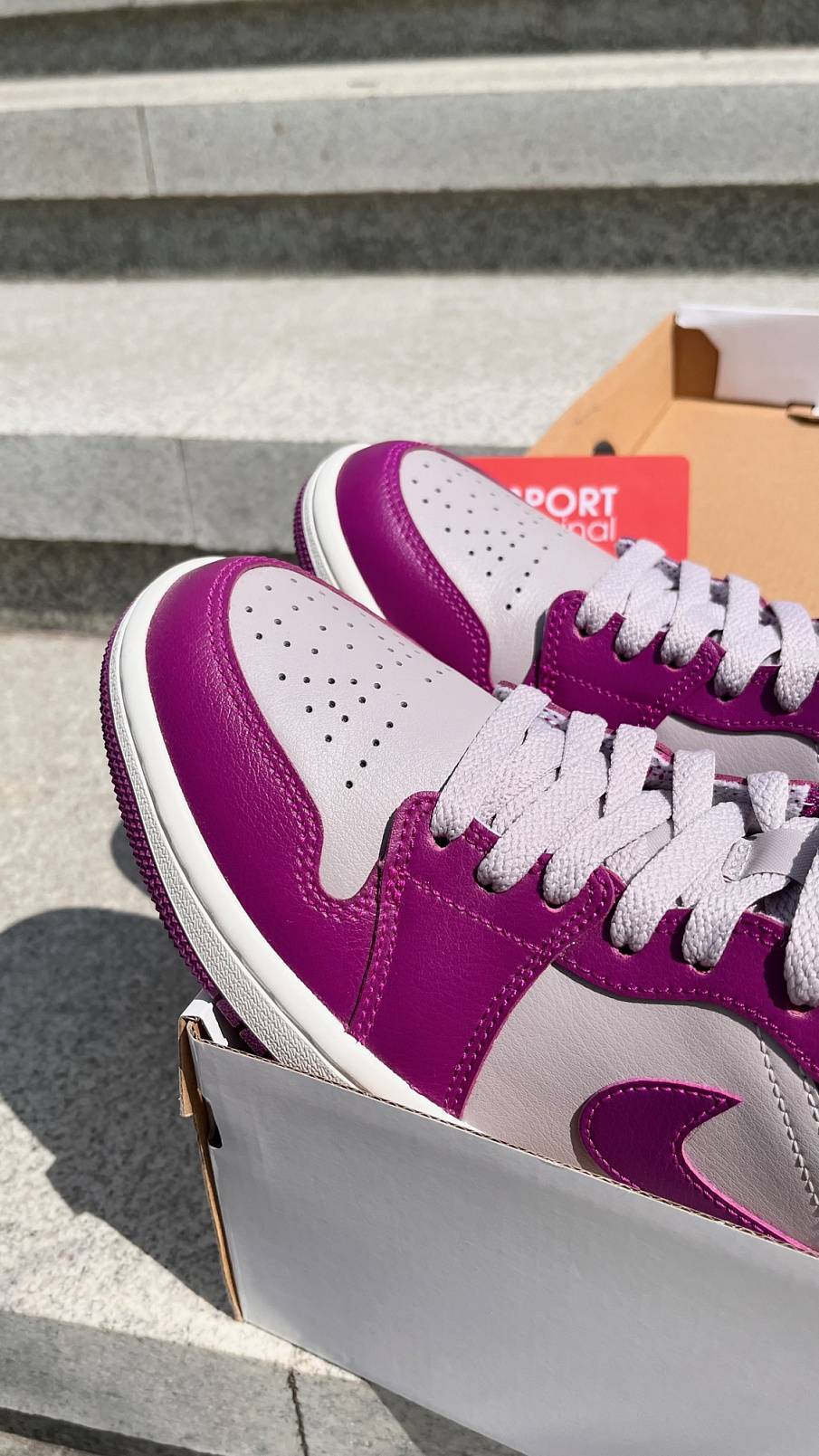 Фото № 3 с приближением к товару «‎Air Jordan 1 Mid Magenta»