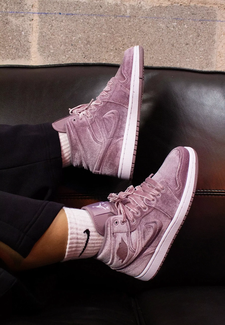 Фото № 2 с приближением к товару «‎WMNS AIR JORDAN 1 MID SE EDGE»