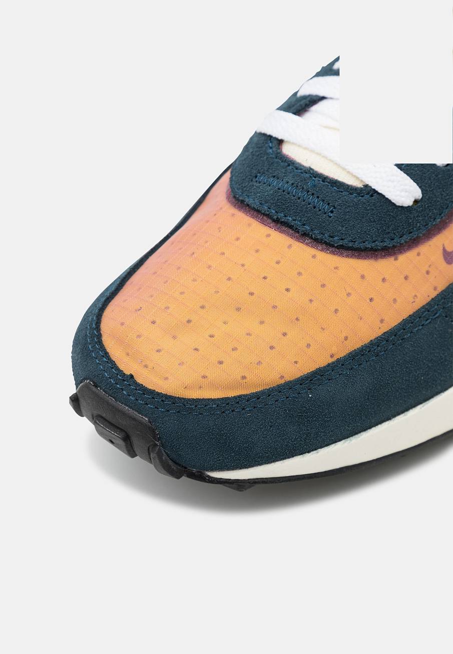 Фото № 3 с приближением к товару «‎Nike Waffle One »