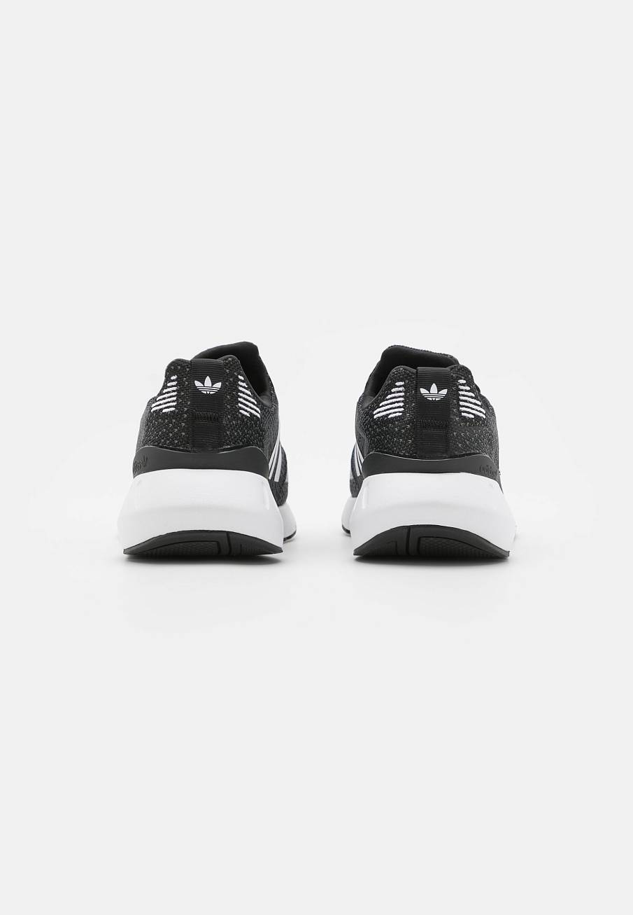 Фото № 4 с приближением к товару «‎Adidas Swift 22 »
