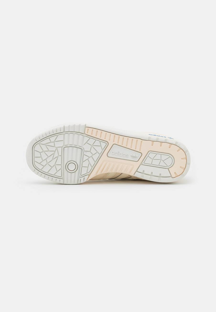 Фото № 5 с приближением к товару «‎Adidas Rivalry Premium »