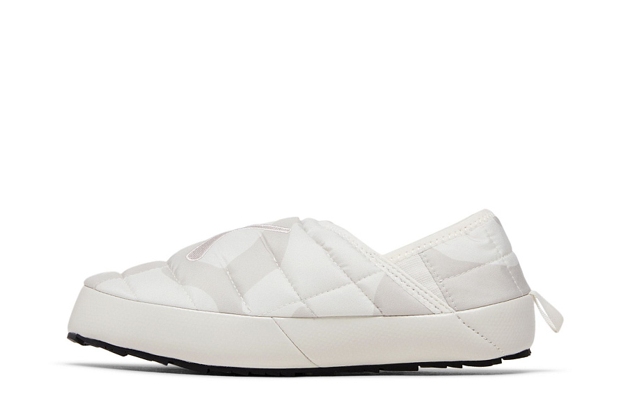 Фото № 4 с приближением к товару «‎KAWS x The North Face Women's ThermoBall Traction Mule VP Moonlight Ivory Camo»