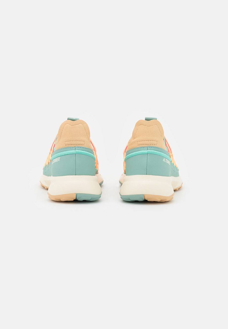 Фото № 3 с приближением к товару «‎Adidas Terrex Voyager 21»