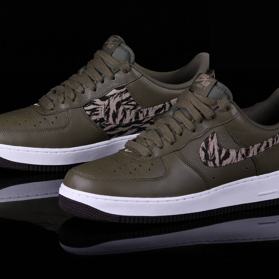 Фото № 1 с приближением к товару «‎Nike Air Force 1 Aop Prm Medium »