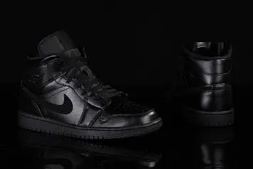 Nike Air Jordan 1 Retro Triple  - 3