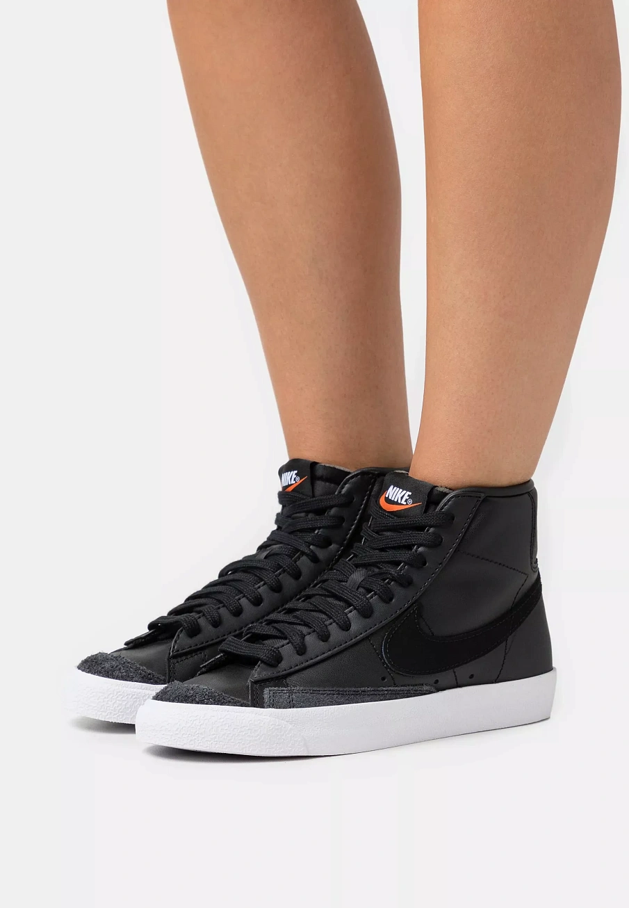 Фото № 1 с приближением к товару «‎BLAZER MID 77»