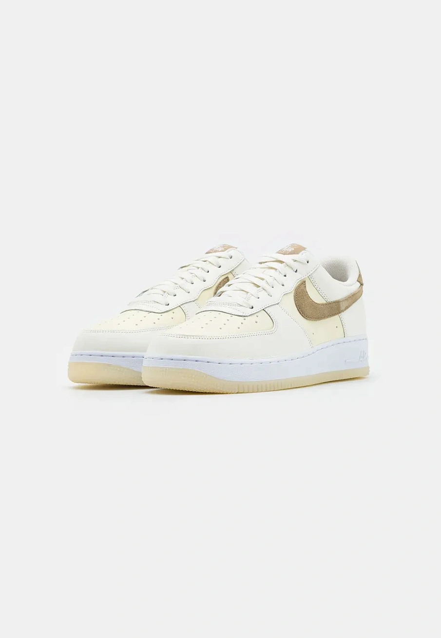 Фото № 2 с приближением к товару «‎AIR FORCE 1 07 LV8»
