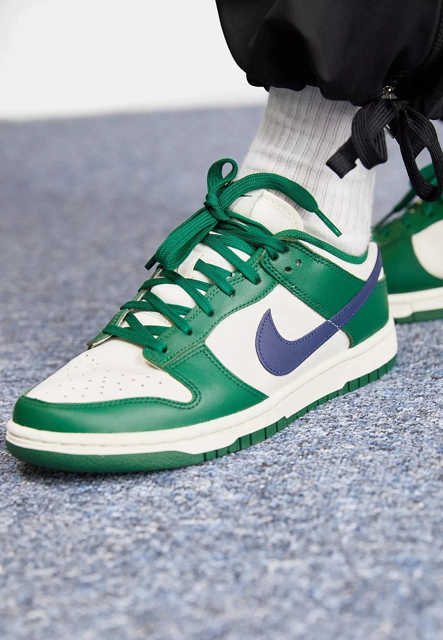 Фото № 3 с приближением к товару «‎DUNK LOW »