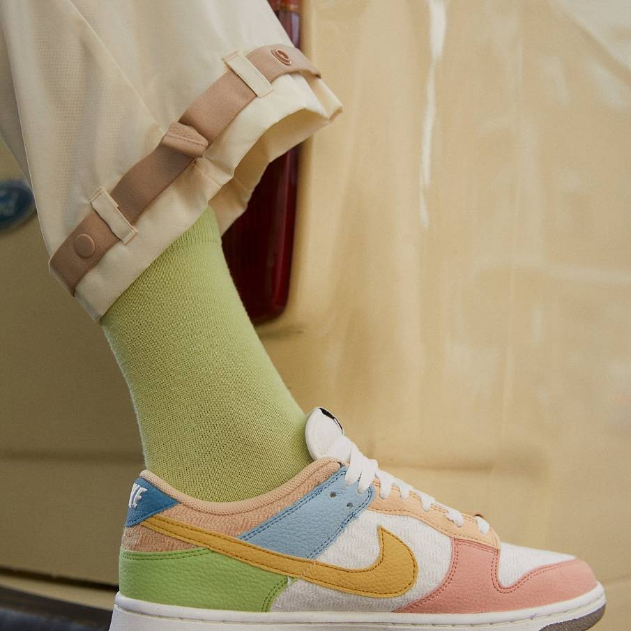 Фото № 1 с приближением к товару «‎Nike Dunk SE Ooo »