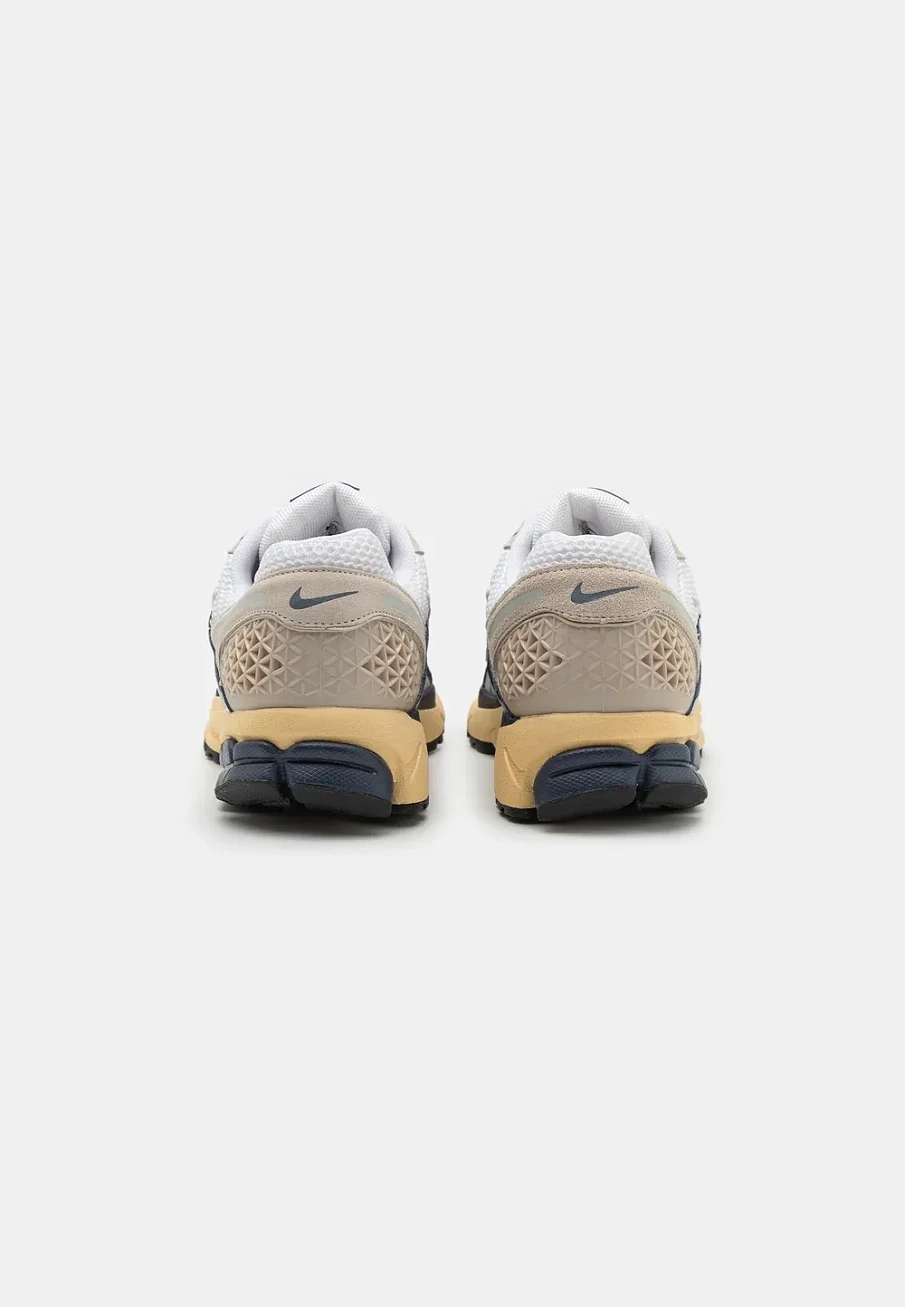 Фото № 3 с приближением к товару «‎ZOOM VOMERO 5 UNISEX»