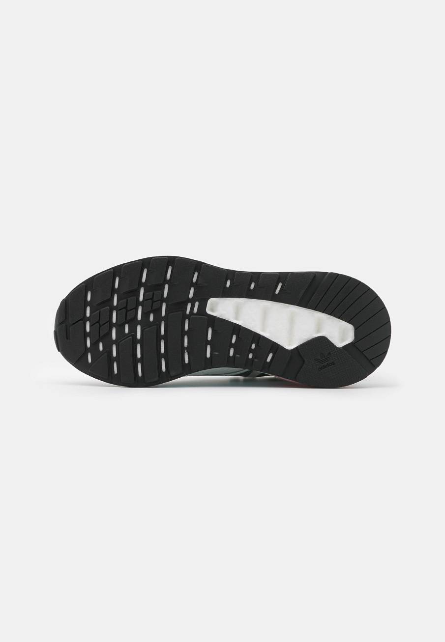 Фото № 5 с приближением к товару «‎Adidas ZX 2K Boost »