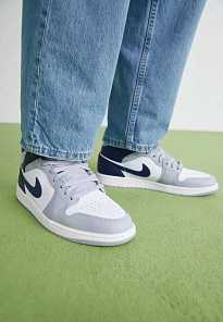 Фото № 2 с приближением к товару «‎AIR JORDAN 1 MID»
