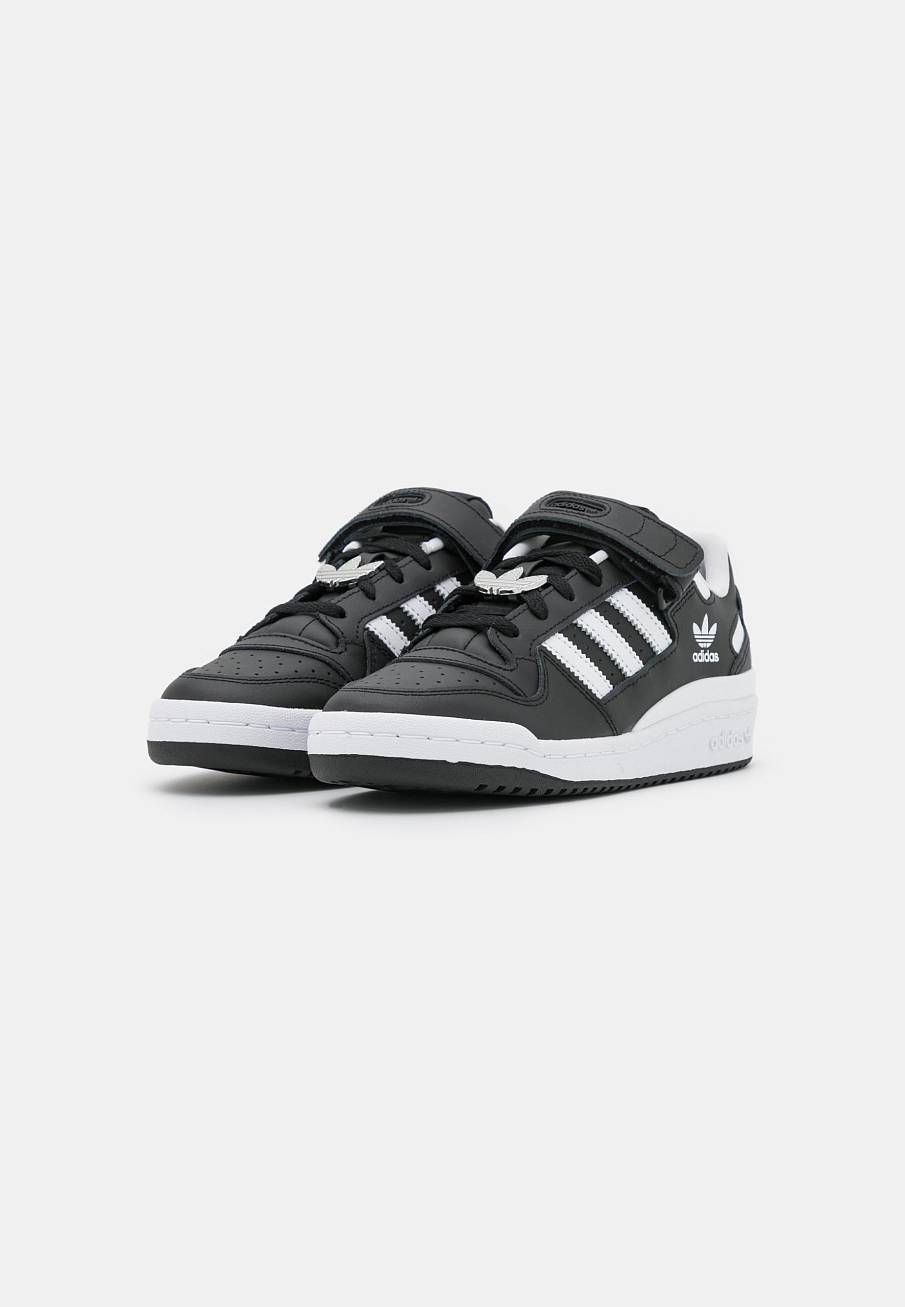 Фото № 3 с приближением к товару «‎Adidas Forum »
