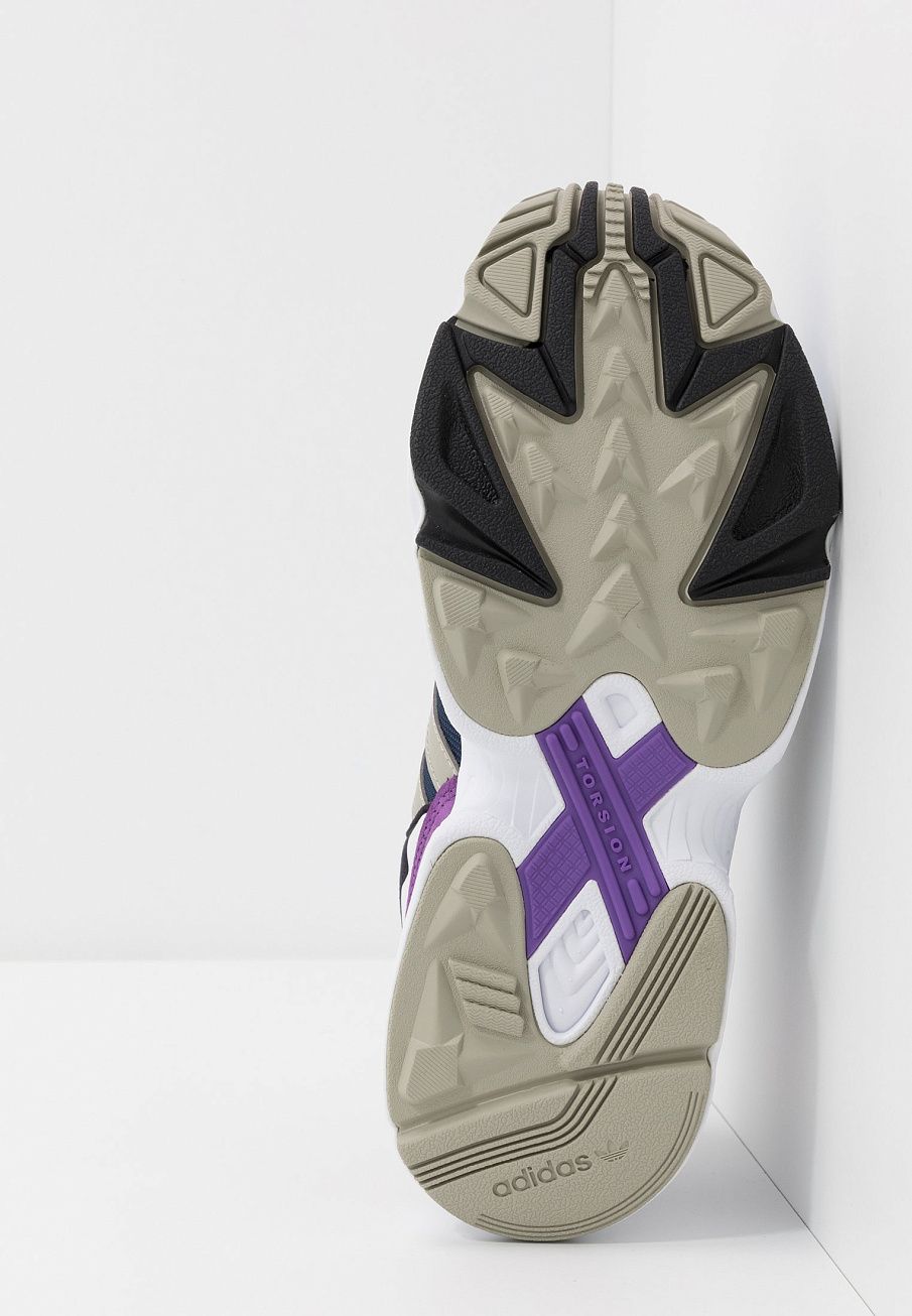 Фото № 5 с приближением к товару «‎Adidas Yung-96 »