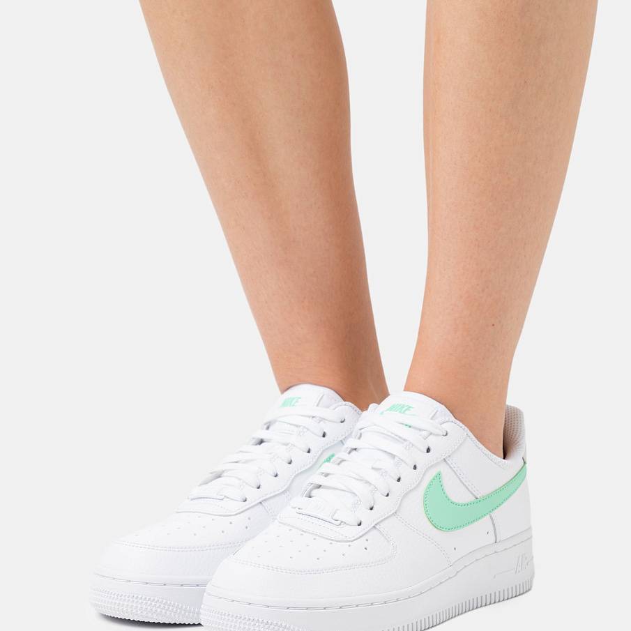 Фото № 2 с приближением к товару «‎Nike Air Force 1 »