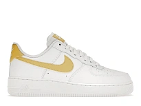 Фото № 1 с приближением к товару «‎Nike Air Force 1 07 White Saturn Gold White White »