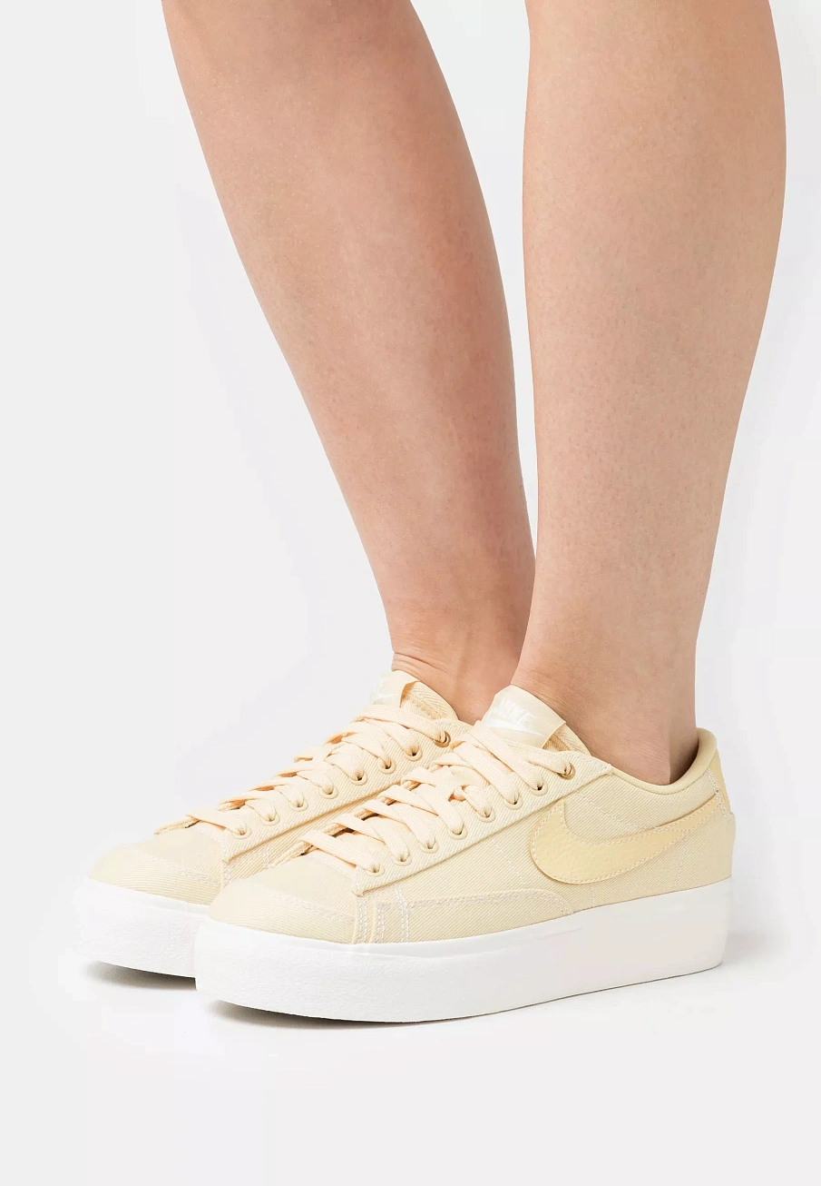 Фото № 4 с приближением к товару «‎BLAZER LOW PLATFORM »