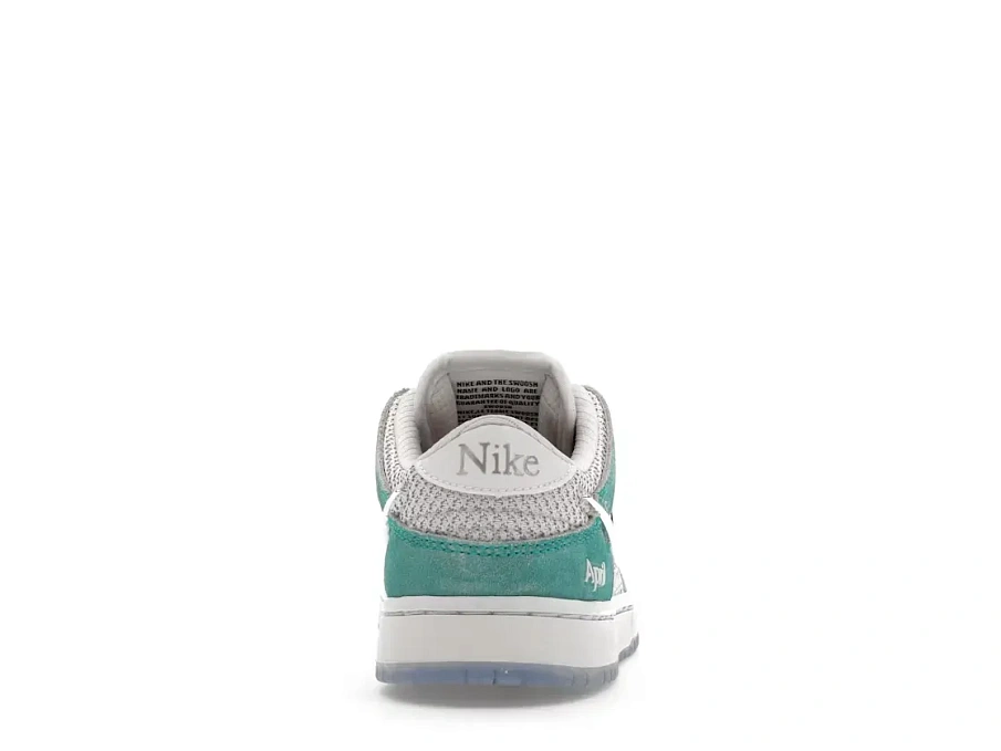 Фото № 4 с приближением к товару «‎Nike SB Dunk Low»